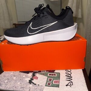 Nike women’s Interac Run Athletic Sneakers size 10 new/box without lid!!